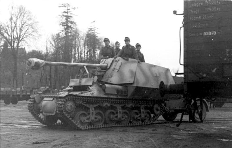 Bundesarchiv Bild 101I-297-1701-31 Im Westen Panzer Marder I