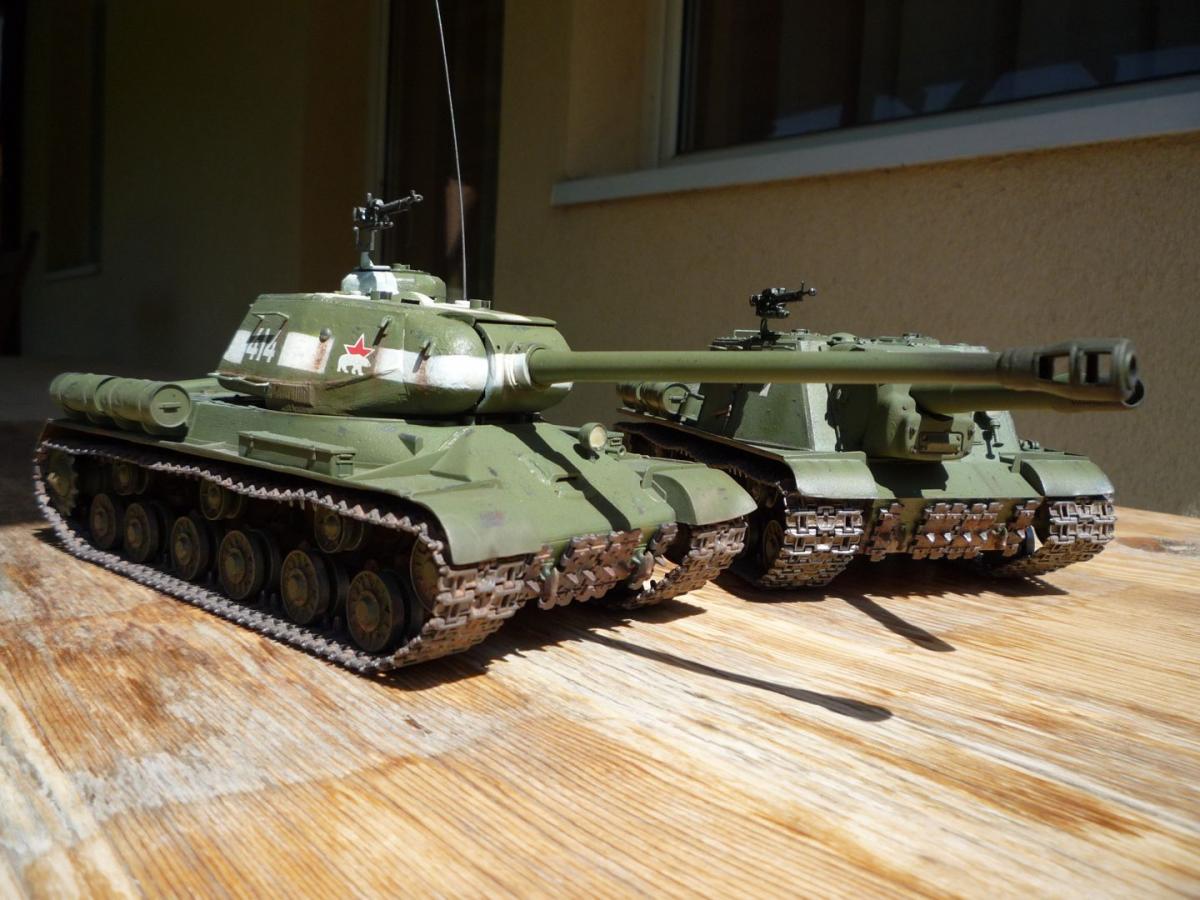 IS-2 (balra) ISU-152 (jobbra)