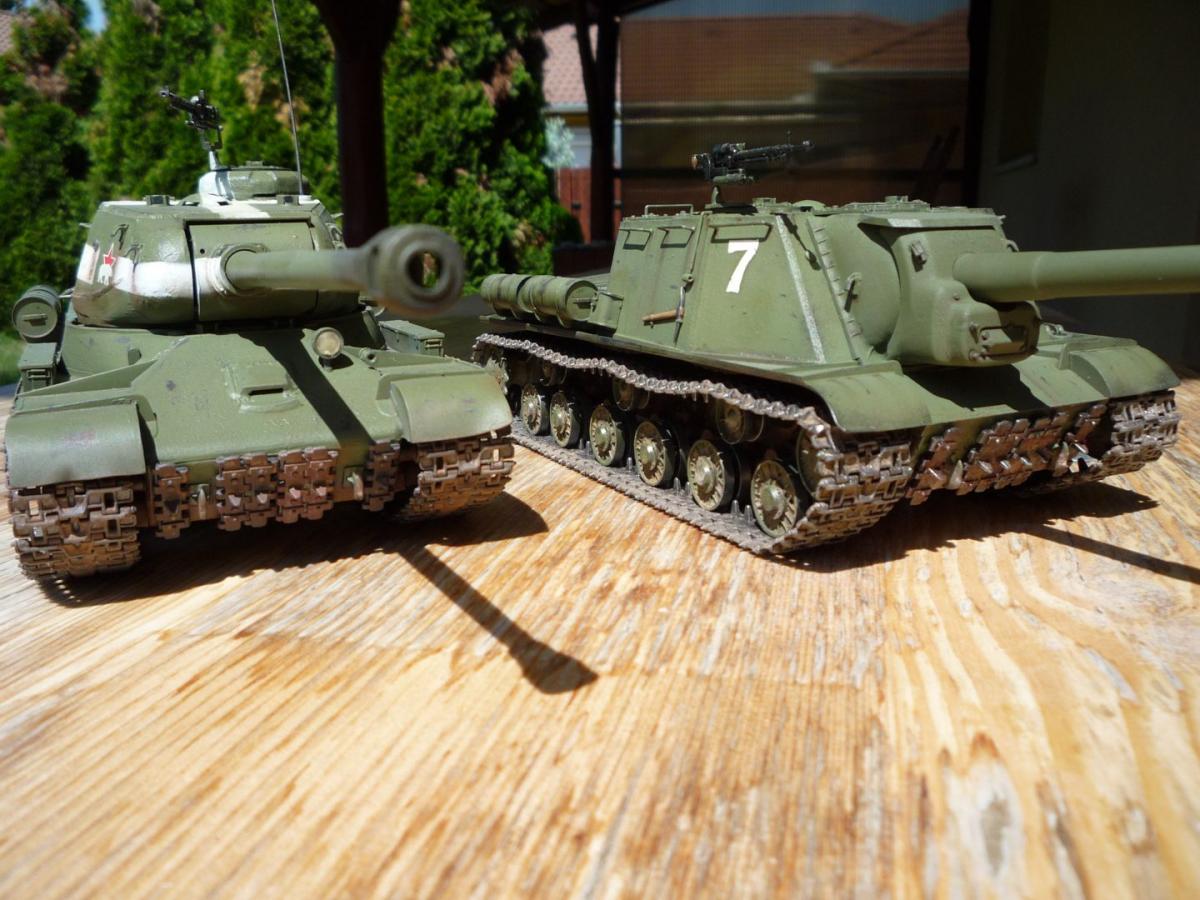 IS-2 (balra) ISU-152 (jobbra)