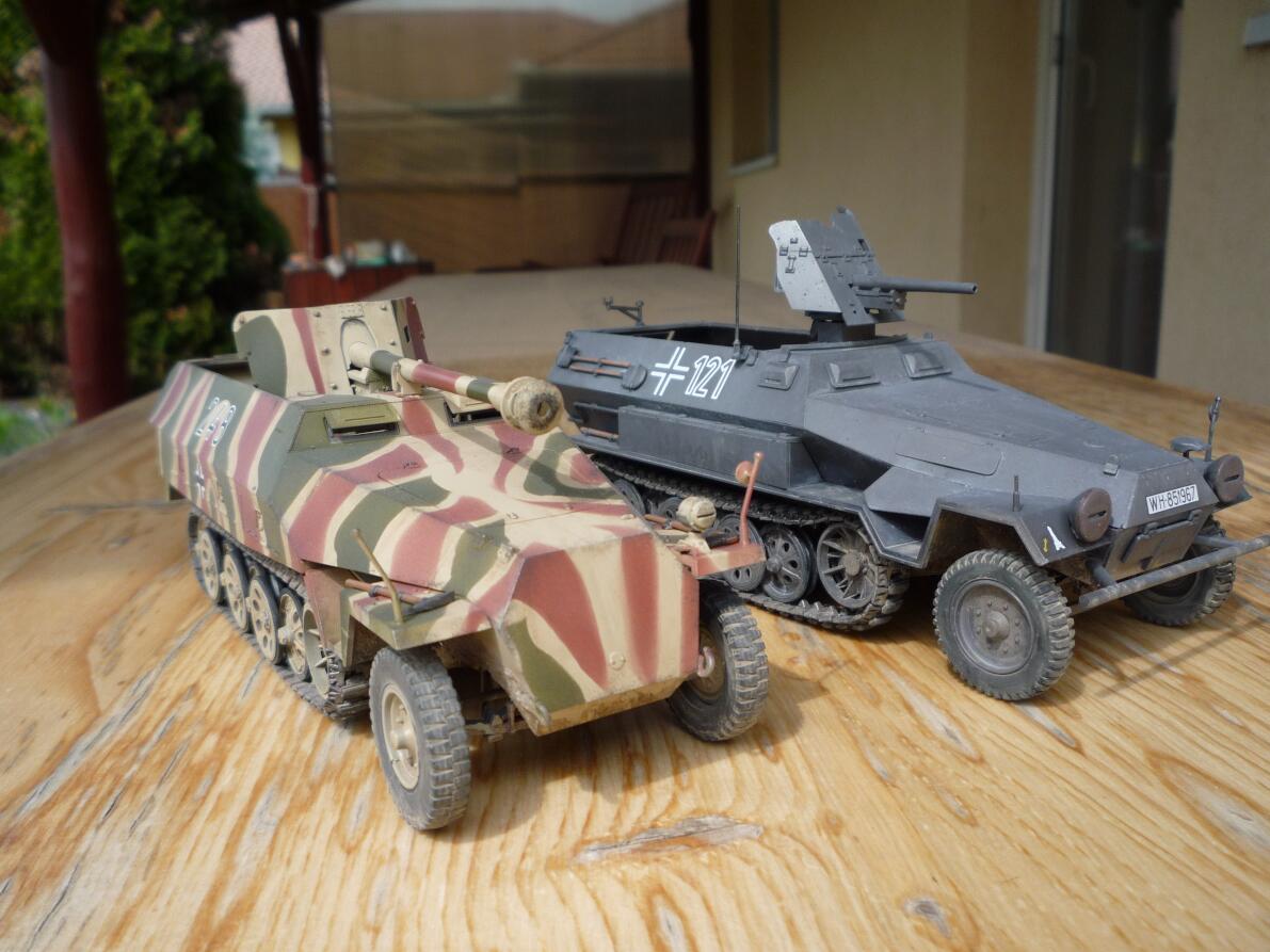 Sk. Kfz 251/22 Aufs. D (bal) Sk. Kfz 251/10 Aufs. B (jobb)